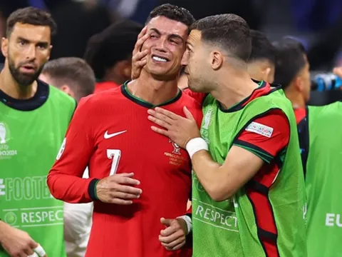 "Cảnh tượng thật khó tin. Ronaldo bật khóc nức nở"