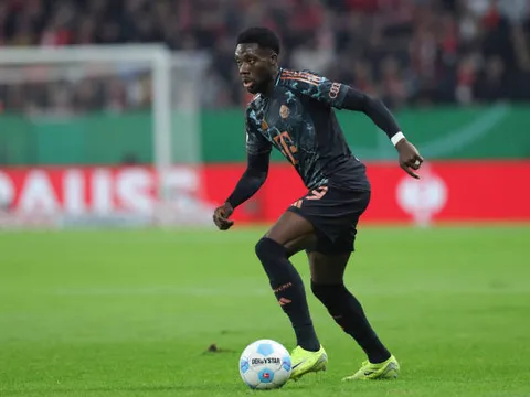 Barca mua Alphonso Davies: Khi "quan hệ hơn tiền tệ"