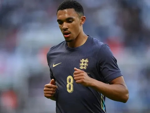 Liverpool đón cú sốc Alexander-Arnold