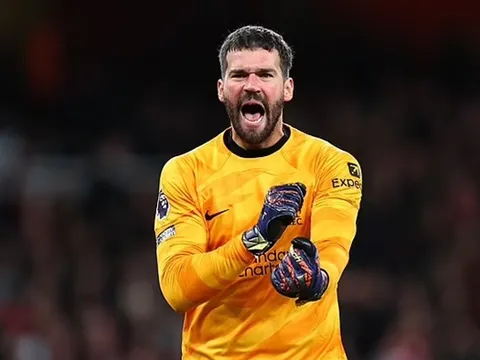 Alisson mỉa mai thể thức mới của Champions League