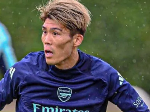 Arsenal báo hung tin về Tomiyasu