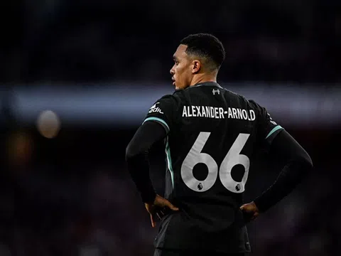 Carragher cho rằng Alexander-Arnold muốn tháo chạy khỏi Liverpool