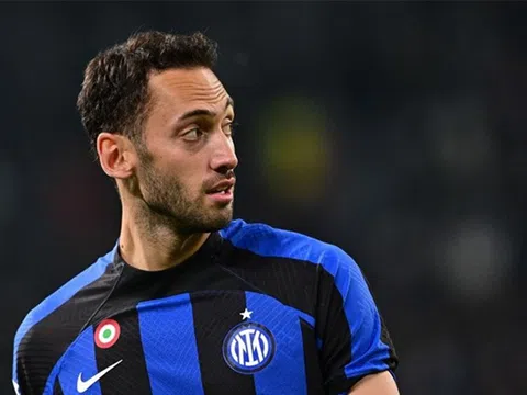 Hakan Calhanoglu có phải lời giải cho hàng tiền vệ Man City?