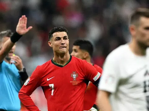Martinez hứng chịu cơn thịnh nộ vì trọng dụng Ronaldo