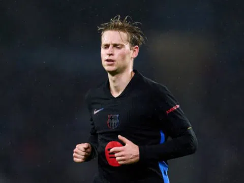 De Jong bật khóc trong phòng thay đồ Barca