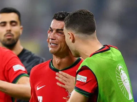 Sao Man United nhận mưa lời khen vì hành động ấm áp với Ronaldo