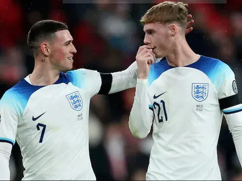 Lee Carsley úp mở về vị trí mới của Cole Palmer và Phil Foden