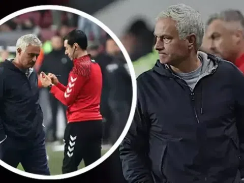 Mourinho bất lực khi Fenerbahce thủng lưới phút cuối