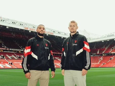 De Ligt thua Mazraoui trong lần đầu đặt chân tới Old Trafford