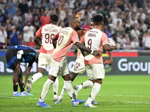 Ngược dòng quả cảm, Matic, Lacazette có 3 điểm đầu tiên với Lyon