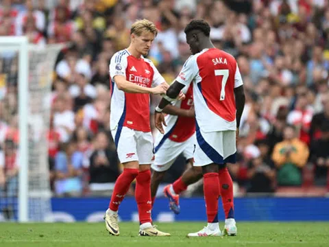 Saka giúp Arsenal tạm quên Odegaard