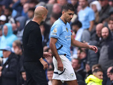 Người thay Rodri đang ở chính Man City, nhưng Pep chưa để ý đến