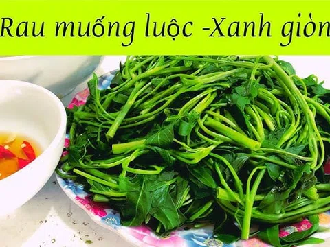 Cách luộc rau muống xanh giòn mướt mắt, chẳng lo thâm đen