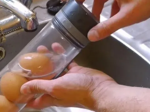 Cho vỏ trứng vào chai nước, lợi ích bất ngờ, nhà nhà đều học theo