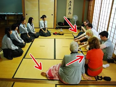 Người Nhật thích quỳ dưới sàn hơn ngồi trên ghế, lý do là gì?