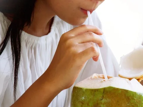 5 lưu ý khi uống nước dừa để không ảnh hưởng tới sức khỏe