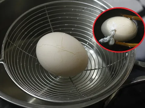 Vì sao trứng luộc lại bị nứt vỏ và phòi lòng trắng?