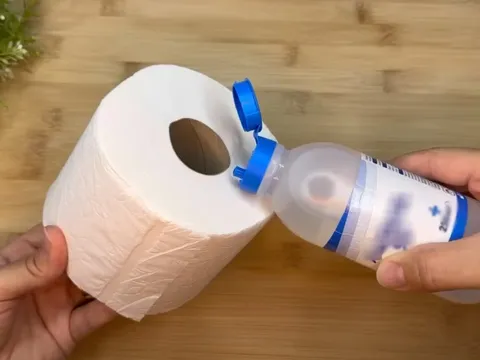 Vì sao đổ giấm trắng vào giấy vệ sinh lại có lợi ích lớn?