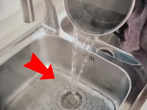 Vì sao không nên đổ nước nóng vào bồn rửa bát?