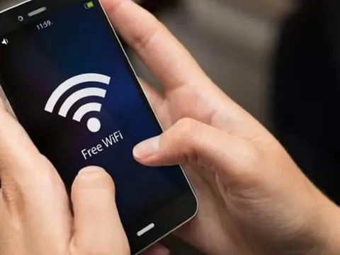 Điện thoại có 1 nút dễ tìm, nhấn vào là bắt Wifi dùng thả ga, không cần hỏi mật khẩu