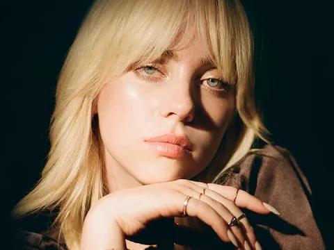 Billie Eilish tiết lộ quy trình trang điểm giúp cô sở hữu vẻ ngoài tự nhiên, tươi tắn