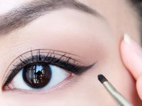 Ghim ngay tuyệt chiêu kẻ eyeliner cho đôi mắt sụp mí thêm to, sắc nét và cuốn hút.