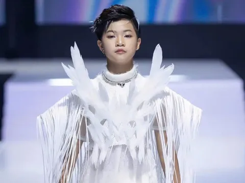 Phong Thiên catwalk chung sân khấu cùng Thanh Hằng tại Vietnam International Fashion Week