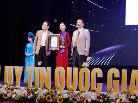 Nữ doanh nhân Vũ Phương Thúy đại diện ChitPi Diamond nhận Cúp Thương hiệu Uy tín Quốc gia 2024