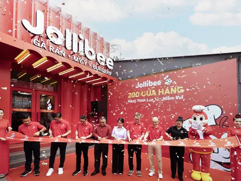 Kay Trần checkin tại buổi khai trương cửa hàng thứ 200 của Jollibee Việt Nam