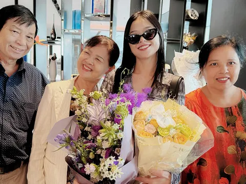 Bố mẹ và chị gái sang Trung Quốc ủng hộ Suni Hạ Linh thi chung kết Đạp gió
