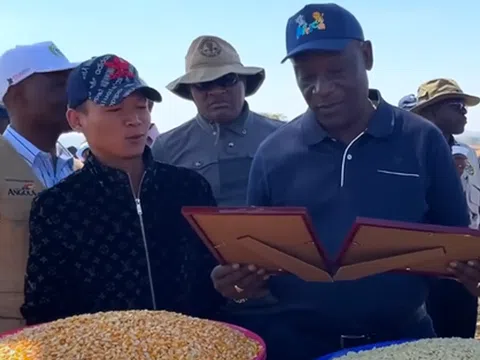 Bộ trưởng Nông nghiệp Angola tới tận nơi mua gạo của team châu Phi (Quang Linh Vlogs), giá bán ở châu Phi đáng kinh ngạc
