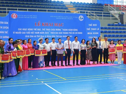Thể thao không tuổi, sức sống rực rỡ giữa hoàng hôn￼