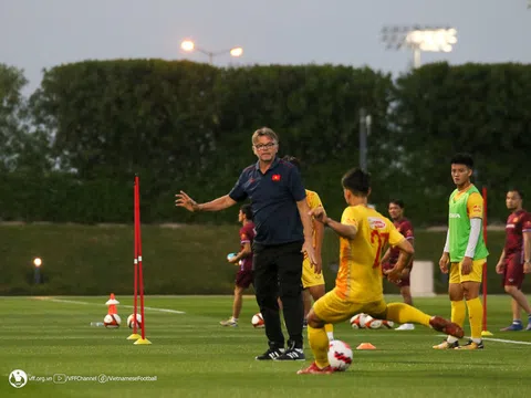 HLV Philippe Troussier đón sinh nhật cùng U23 Việt Nam ở trận ra quân