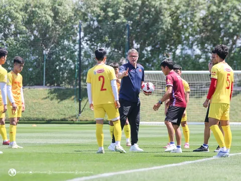 HLV Troussier 'chia đôi' U23 Việt Nam sau trận thua đậm Iraq