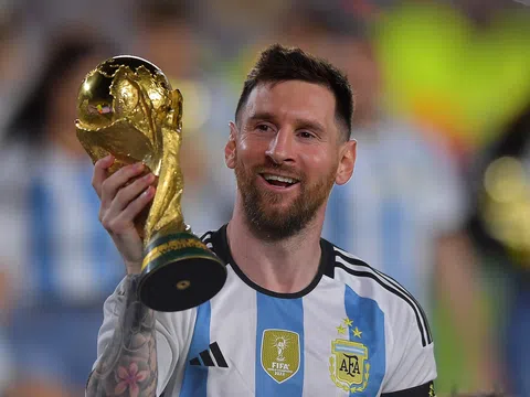 CĐV Argentina tạo bất ngờ khiến Messi bật khóc xúc động