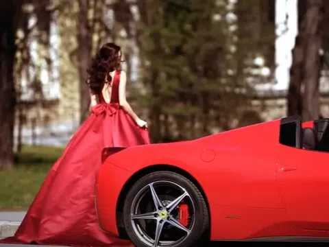 Siêu mẫu Nga Julia Adasheva rực rỡ quyến rũ bên siêu xe Ferrari
