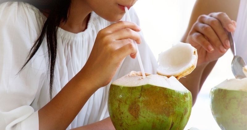 Phụ nữ nên uống nước dừa sau 1 - 2 tháng kể từ thời điểm sinh con