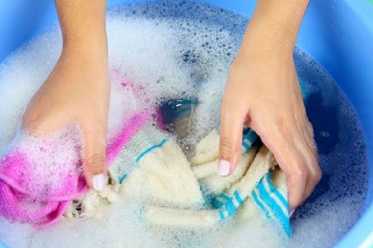 Cho quần áo vào thau, đổ một lượng nước giặt và dùng bàn chải đánh răng để chà sát vết kẹo