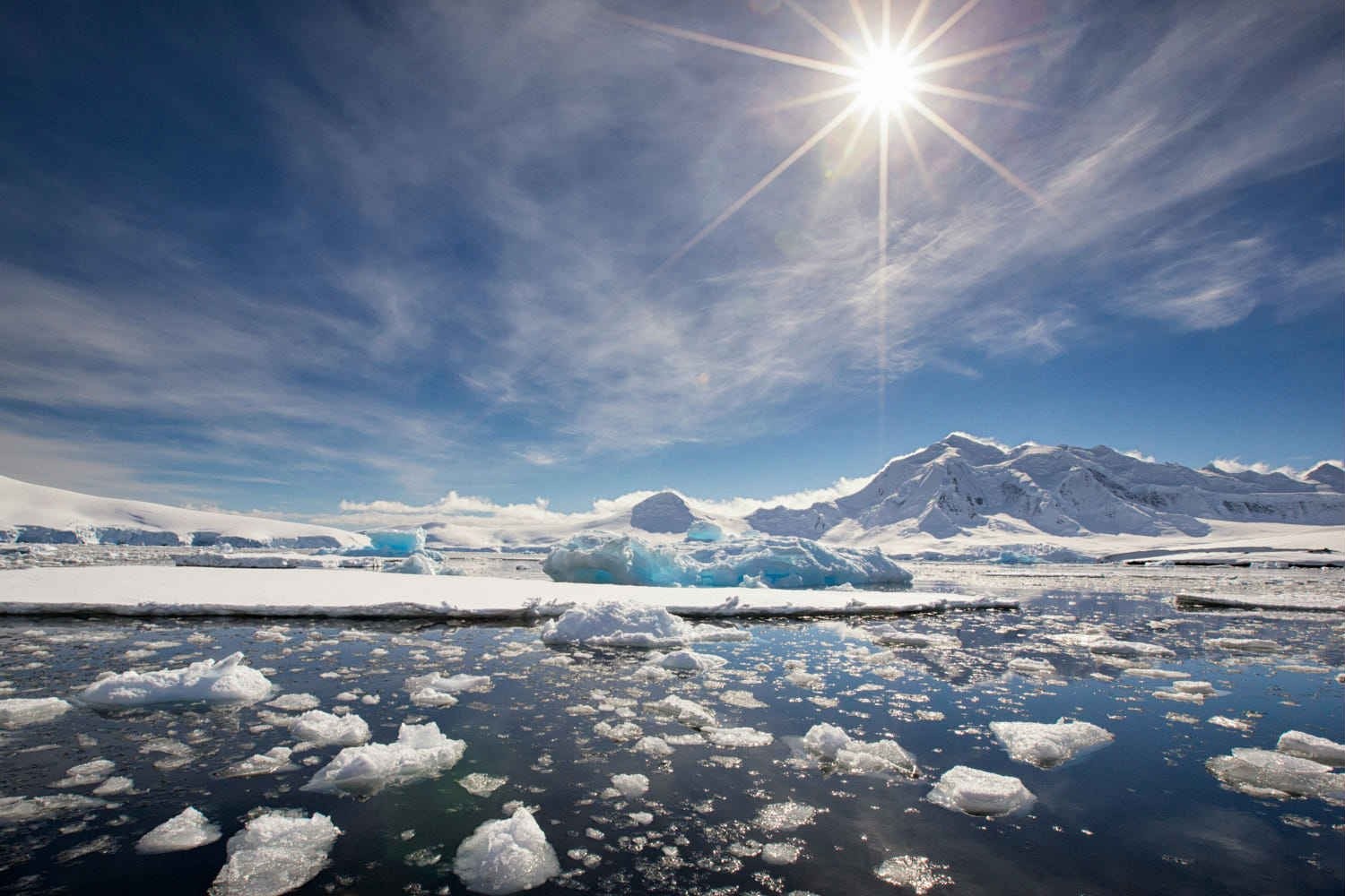Nam Cực lạnh hơn Bắc Cực vì hướng ra xa Mặt Trời hơn