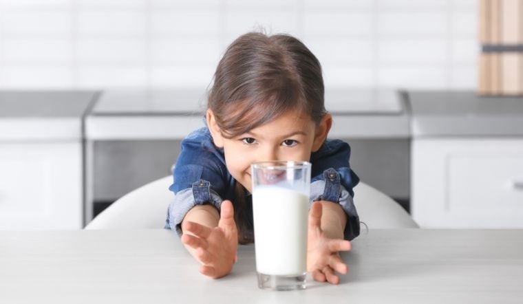 Uống quá nhiều sữa bột có thể khiến bé bị táo bón  