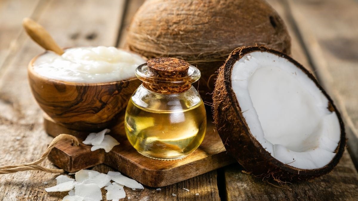 Sử dụng dầu dừa làm nguyên liệu trị mụn an toàn tại nhà