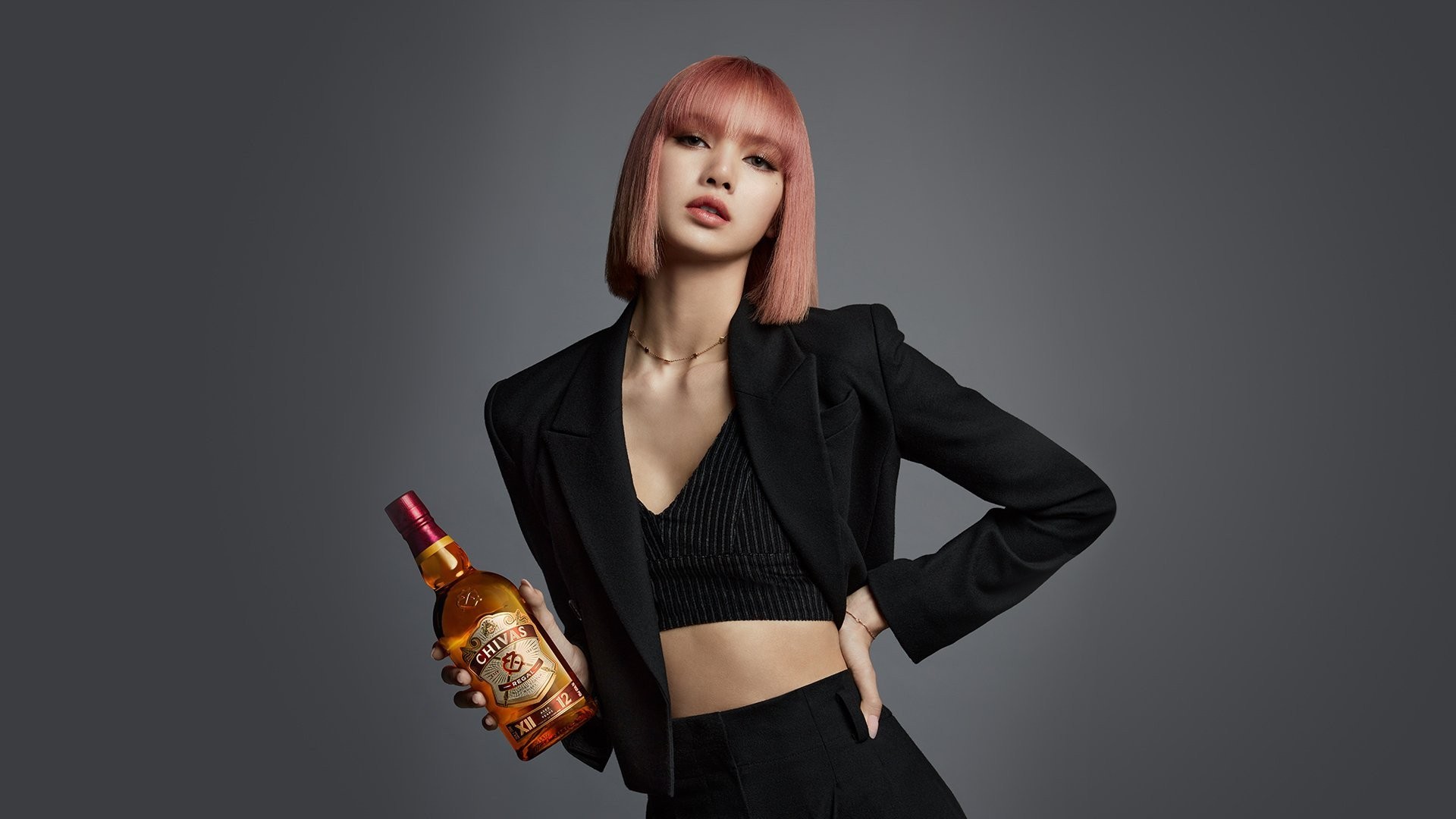 Whisky Chivas 18 không chỉ là một chai rượu mà còn là một tác phẩm nghệ thuật do Lisa đồng thiết kế