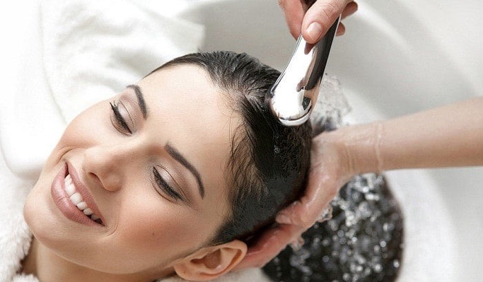 Sử dụng dầu gội và dầu xả dành riêng cho tóc nhuộm để bảo vệ màu tóc