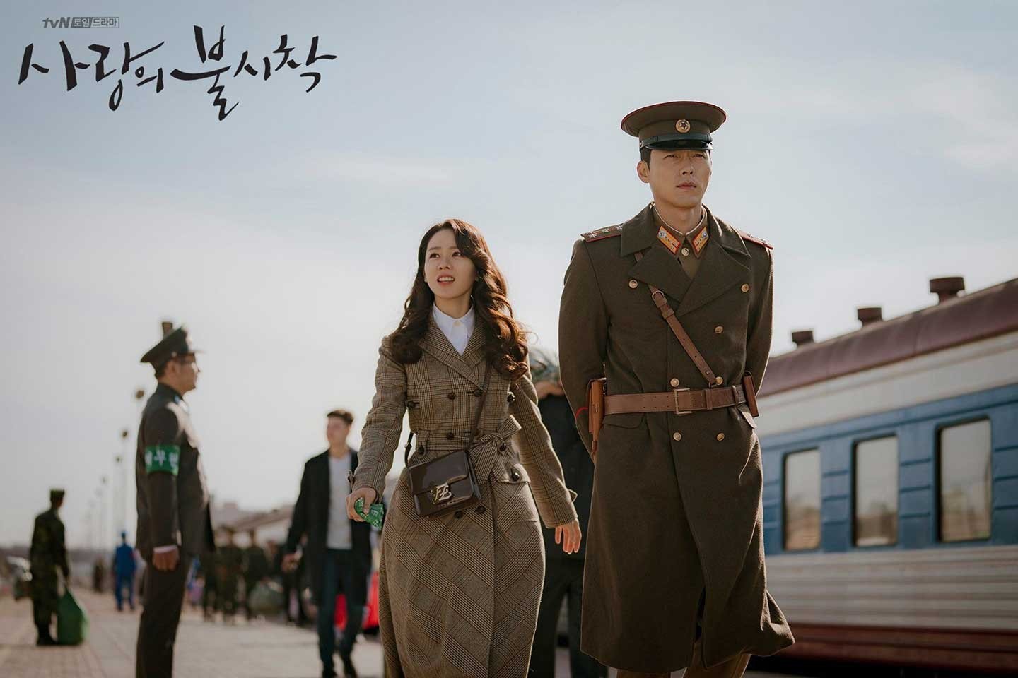 Phim “Hạ cánh nơi anh” xoay quanh về chuyện tình của Ri Jung Hyuk và Se Ri