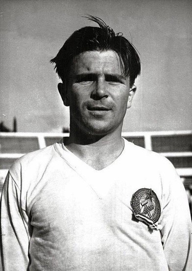 Ferenc Puskas là một cầu thủ bóng đá người Hungary lọt vào top các cầu thủ ghi nhiều bàn thắng nhất thế giới 