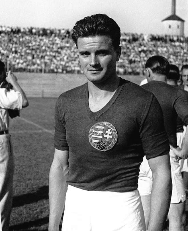 Đứng thứ 8 của top 10 cầu thủ ghi nhiều bàn thắng nhất thế giới là Ferenc Deak