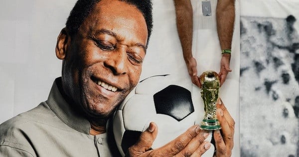 Pele là cầu thủ huyền thoại với biệt danh “vua bóng đá”