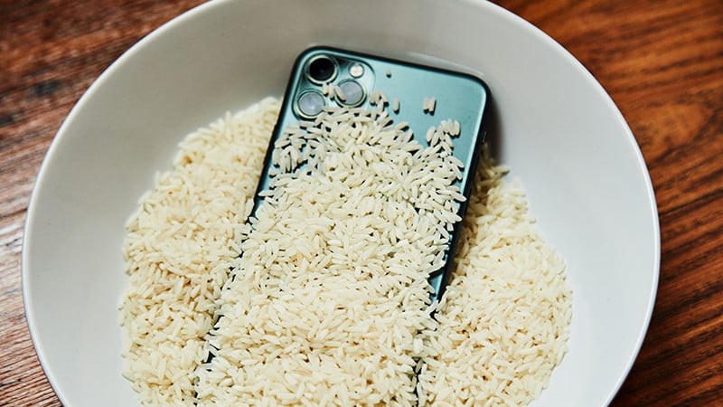 Bỏ điện thoại vào sâu bên trong chỗ chứa gạo và chờ đợi để gạo có thể hút hết nước là phương pháp tốt