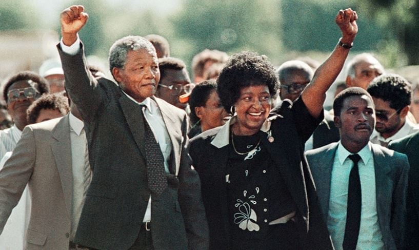 Nelson Mandela đã có những đóng góp to lớn cho sự hoà bình, dân chủ và phát triển kinh tế tại Nam Phi và nhận được sự tôn trọng của quốc tế
