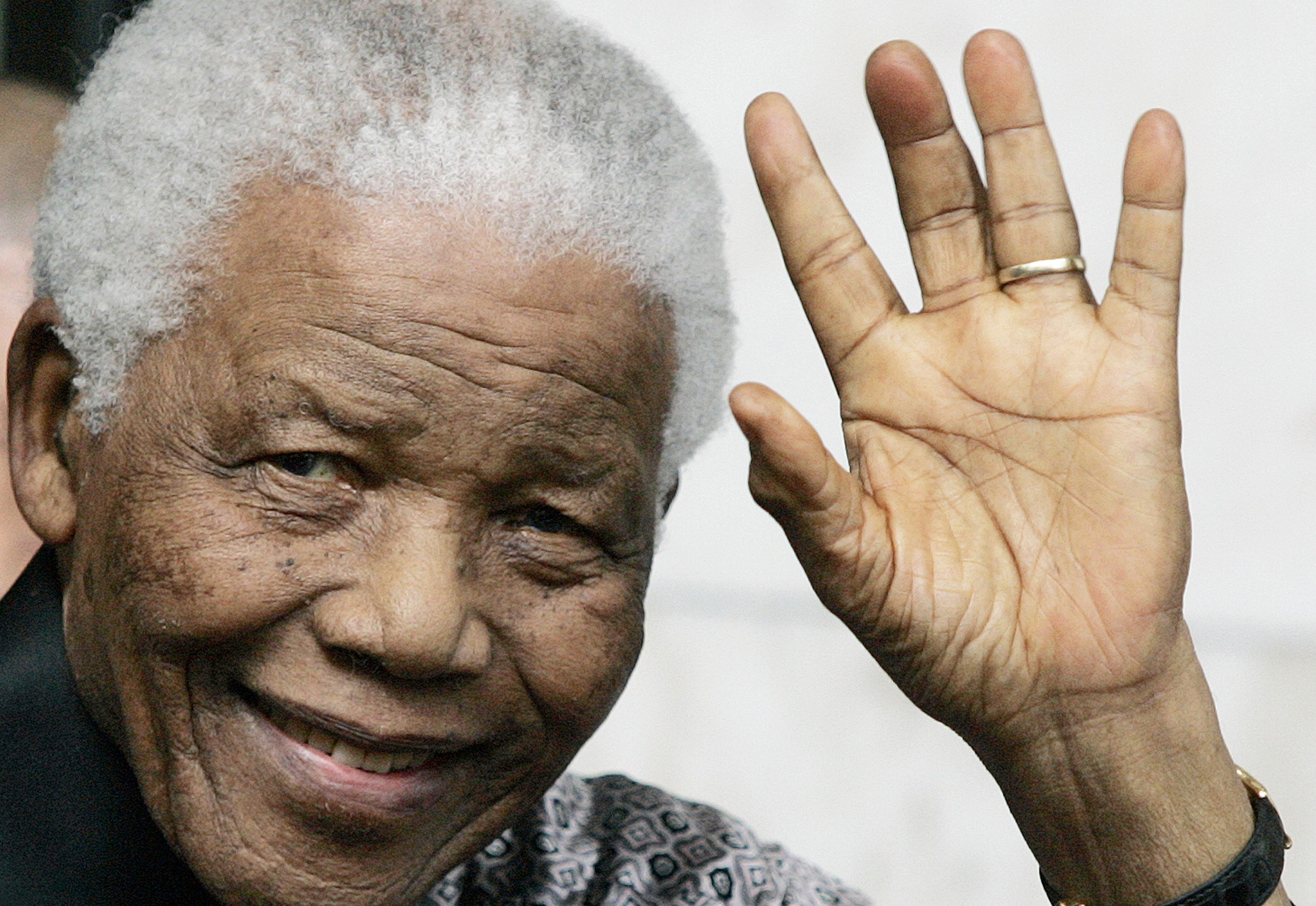Sau khi hết nhiệm kỳ, Nelson Mandela tiếp tục tham gia vào các tổ chức xã hội và Nelson Mandela qua đời vào ngày 5/12/2013 do bệnh nhiễm trùng phổi